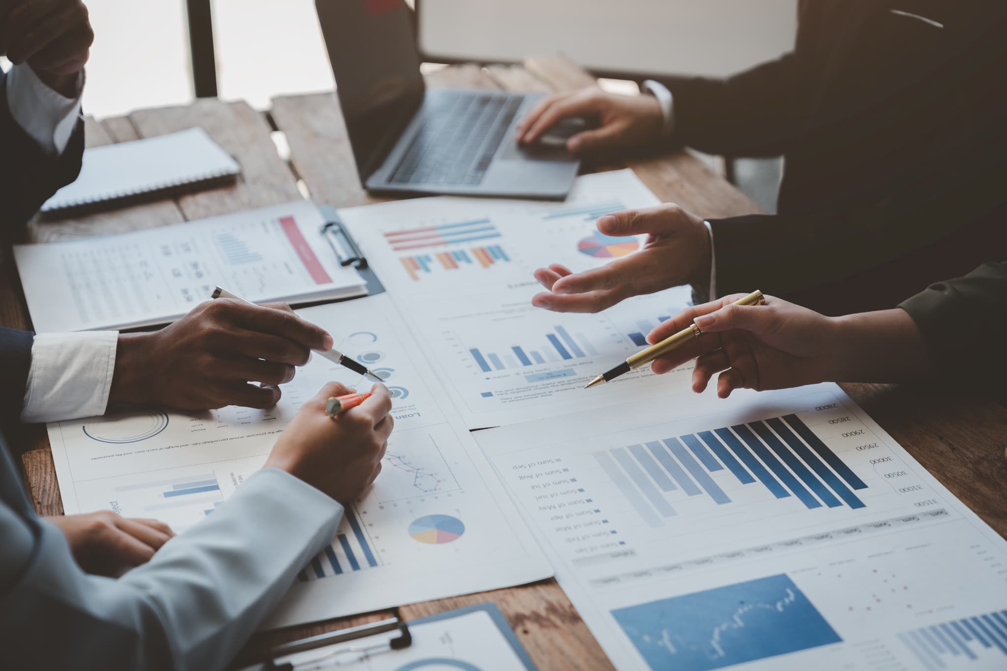 机の上で会議する会社員